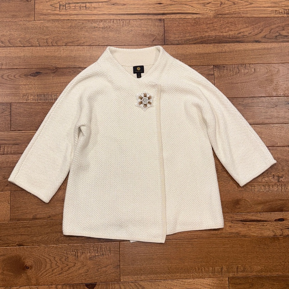 JM Collection Women’s Cream Gold Long-Sleeve Knit Sweater With Brooch - Size M